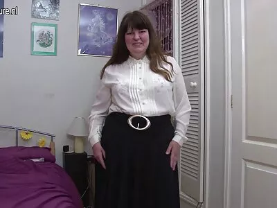 Kendra Spade bekommt pornofilme mit reifen damen ihre orientalische Muschi gebohrt