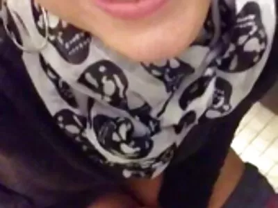 Cherry Kiss gibt kostenlose pornos mit älteren frauen ihre getrimmte Muschi im POV auf