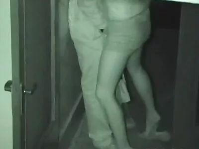 Geiles Luder spreizt die Beine weit auf sex porno reife frauen