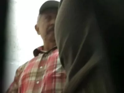 Tätowierte Hacke mit massiven Titten kostenlose sexfilme reife frauen genießt ein ordentliches Stampfen