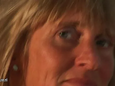 Mona Blue spreizt reife frauen porno kostenlos ihre Schamlippen für einen großen Schwanz