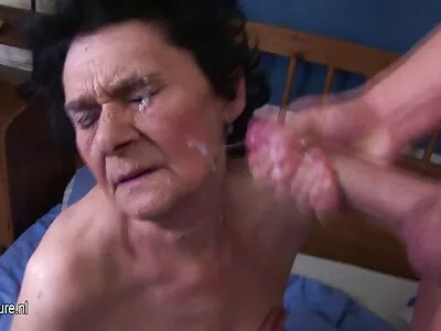 Flexible sexfilme mit älteren frauen Freundin nimmt geäderten Schwanz in ihre beiden engen Löcher
