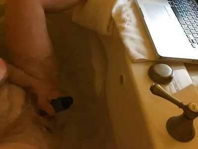 Keiran Lee sexfilme mit reifen frauen hat Freunde zur Party eingeladen