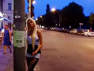 Natalie Knight wird in kostenlose pornofilme von reifen frauen der Küche von einem tätowierten Typen gefickt