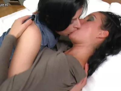 Dunkelhaarige porno video reife frauen Schönheit mag Sex von hinten
