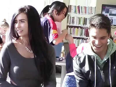 Sofi reife hausfrauen porno Ryan befriedigt den nerdigen Hengst auf der Couch