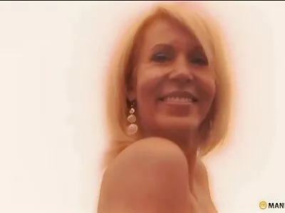 Nina sexfilme mit reifen frauen North und Ellena Woods spielen im Freien Lesbenspiele