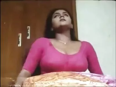 Vivianna Mulino lächelt, während sex filme mit reifen frauen sie in ihre exotische Muschi gefickt wird